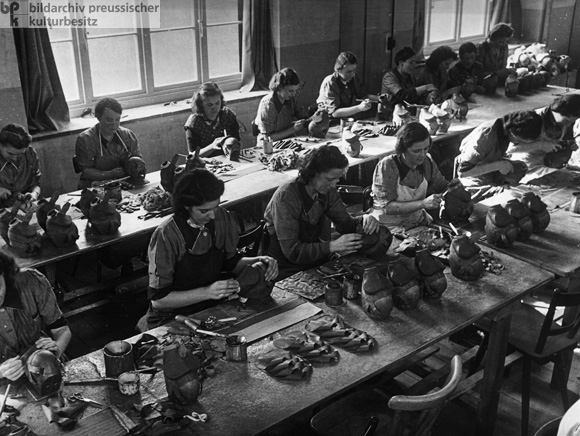 Frauen bei der Herstellung von Gasmasken (1940)
